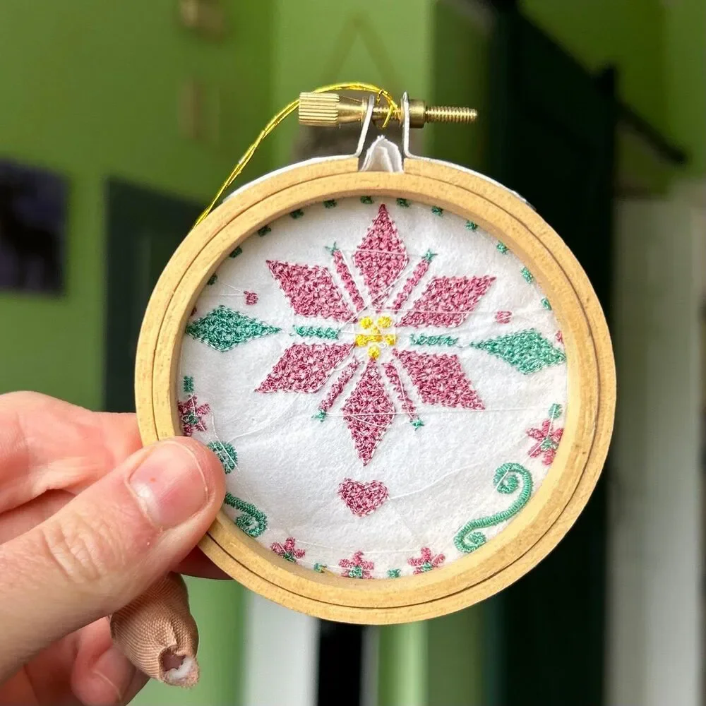 VTG Sewn Seasonal Snowflake Winter Round Wall Sign Accent Decor